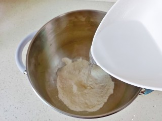 肉酱拌面,面粉加入125克的凉水【水的量根据面粉的吸收性分次加入】开启厨师机和面，和好的面