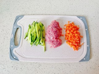 肉酱拌面,胡萝卜，黄瓜，猪肉分别切好备用。