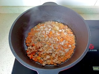 肉酱拌面,加入胡萝卜丁翻炒一下。