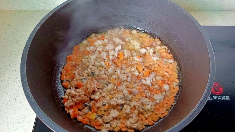 肉酱拌面,加入胡萝卜丁翻炒一下。