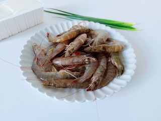 虾仁豆腐煲,挑选新鲜的对虾与嫩豆腐一盒。