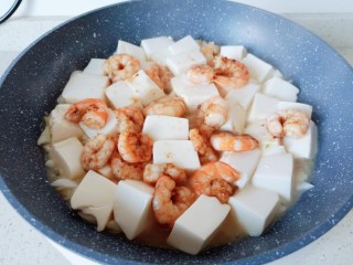 虾仁豆腐煲,加入炒好的虾仁。