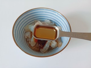 虾仁豆腐煲,加料酒去腥增香。