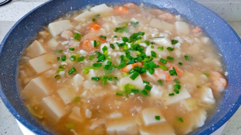 虾仁豆腐煲,关火撒点葱花即可出锅。