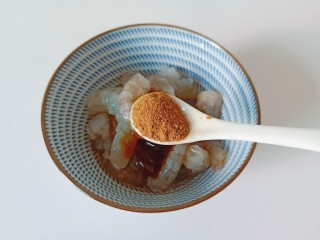 虾仁豆腐煲,加一点十三香。
