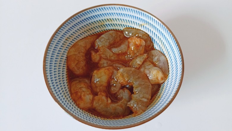 虾仁豆腐煲,用筷子把对虾与调味料搅拌均匀腌制三十分钟。