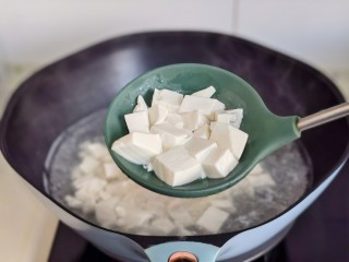 虾仁豆腐煲,冷水下锅烧开。煮2分钟捞出备用。