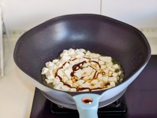 虾仁豆腐煲,加入蚝油。