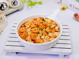 虾仁豆腐煲,盛出备用，撒葱花，简单快手小炒。