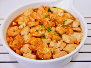虾仁豆腐煲,豆腐虾仁完美结合，鲜美无比。