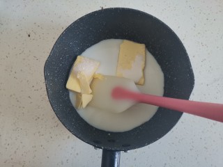 闪电泡芙,把黄油，糖，盐，牛奶倒入奶锅里