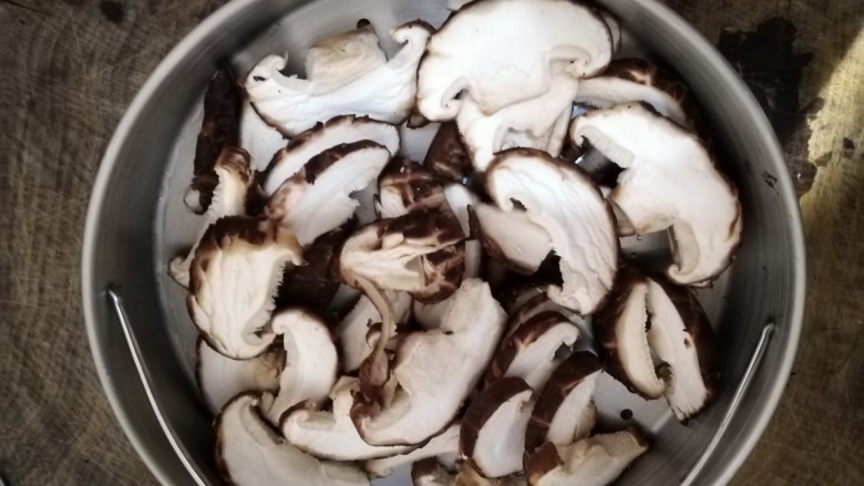 香菇板栗焖饭,香菇切片备用