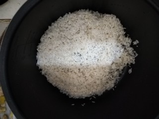 香菇板栗焖饭,吃的米洗净