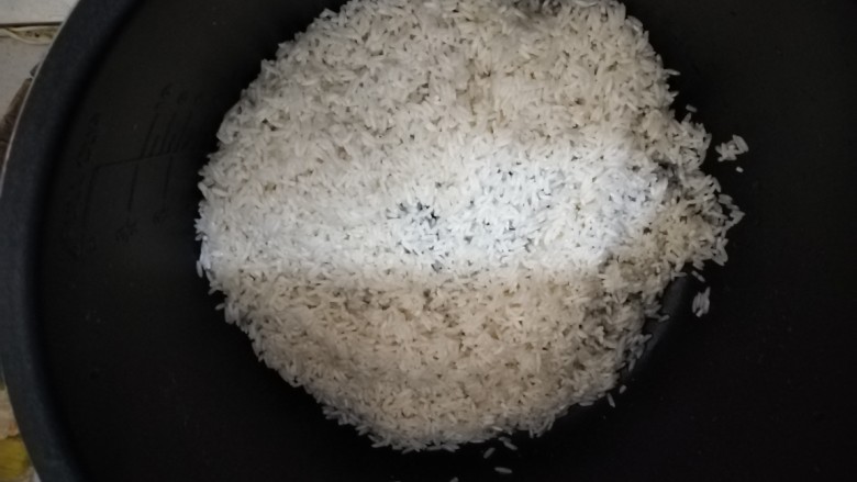 香菇板栗焖饭,吃的米洗净