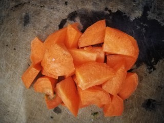 香菇板栗焖饭,半个红萝卜切块