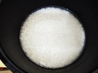 香菇板栗焖饭,米一下沉水