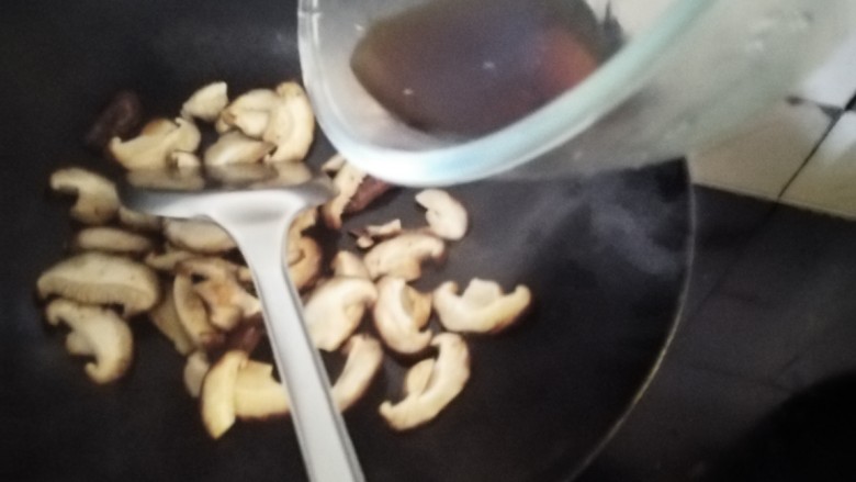 香菇板栗焖饭,香菇放配料