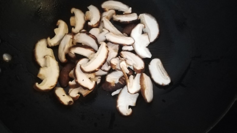 香菇板栗焖饭,炒香菇