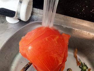 金针菇番茄汤,放入水龙头下冲一下
