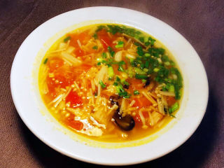 金针菇番茄汤,红配绿，始终是最美的画面，浓郁不稠的热汤太受欢迎了。
