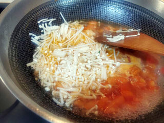 金针菇番茄汤,加入金针菇