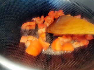 金针菇番茄汤,锅中下少许油，加入番茄丁