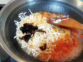 金针菇番茄汤,加入木耳，蚝油，盐，大🔥烧开，小火煮5分钟