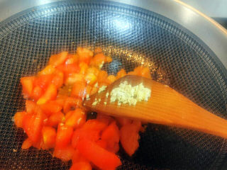 金针菇番茄汤,加入姜末（可以提高番茄果香）