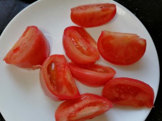 金针菇番茄汤,将番茄洗干净切成小块