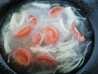 金针菇番茄汤,加入适量水烧开