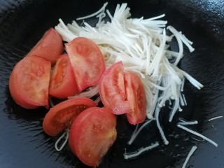 金针菇番茄汤,放入番茄一同翻炒
