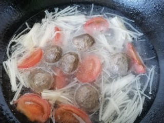 金针菇番茄汤,水沸腾后加入牛肉丸