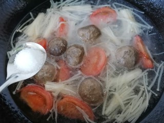 金针菇番茄汤,加入一勺盐调味