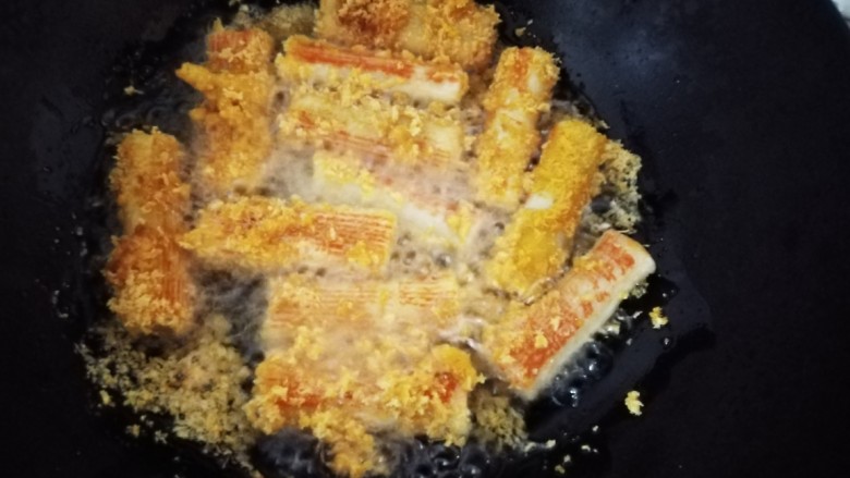 酥炸蟹柳,锅里放多点油炸得两面金黄色
