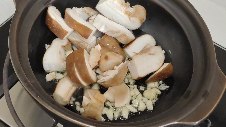 香菇板栗焖饭,加入香菇翻炒均匀。