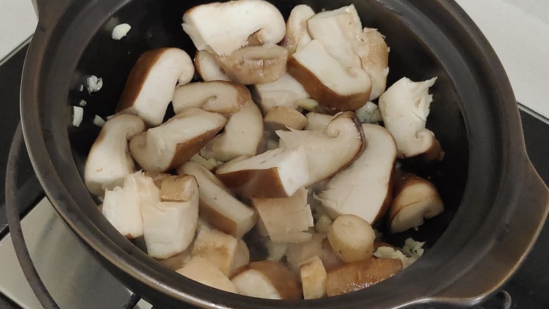 香菇板栗焖饭,等香菇全部炒软后。