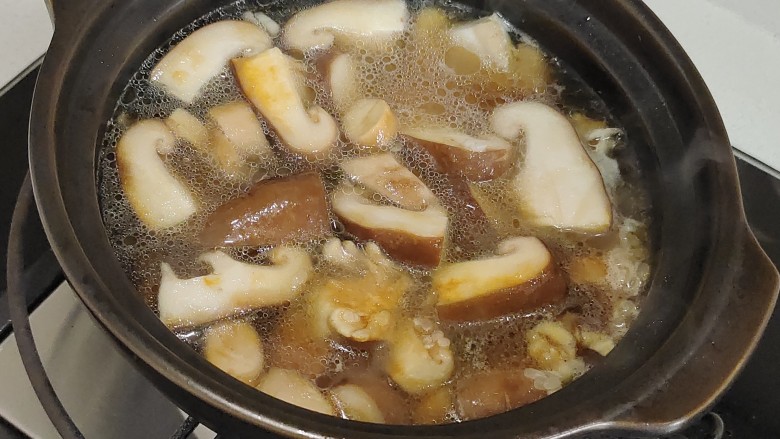香菇板栗焖饭,加入适量清水炖煮。