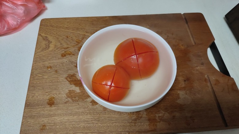 金针菇番茄汤,用开水烫一下。