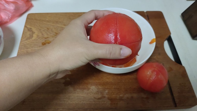 金针菇番茄汤,剥去外皮。