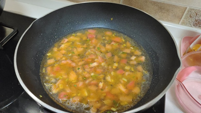 金针菇番茄汤,加入适量清水烧开。