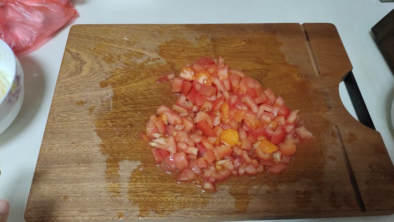 金针菇番茄汤,切成西红柿丁。