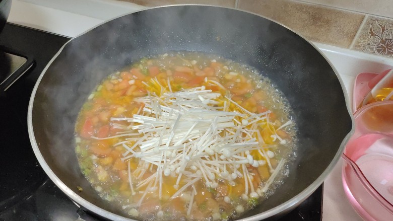 金针菇番茄汤,加入金针菇。