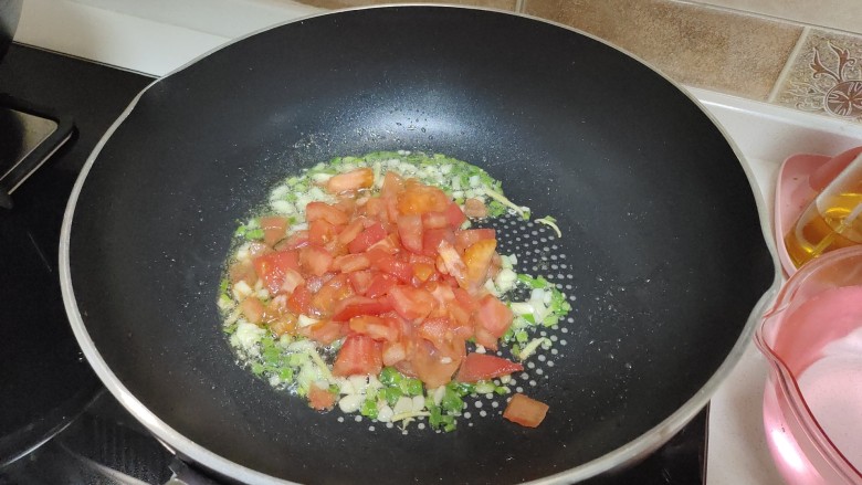 金针菇番茄汤,加入西红柿炒软。