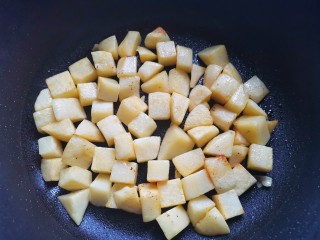 黑椒土豆烧牛肉,锅中热油，放入土豆煎至金黄盛出。