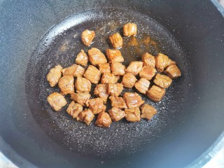 黑椒土豆烧牛肉,另起锅热油倒牛肉炒变色，