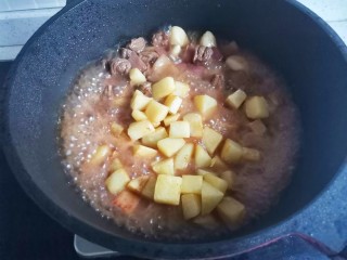 黑椒土豆烧牛肉,煮至汤汁浓稠，