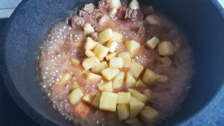 黑椒土豆烧牛肉,煮至汤汁浓稠，