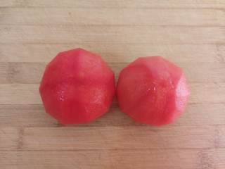金针菇番茄汤,西红柿洗干净去皮。