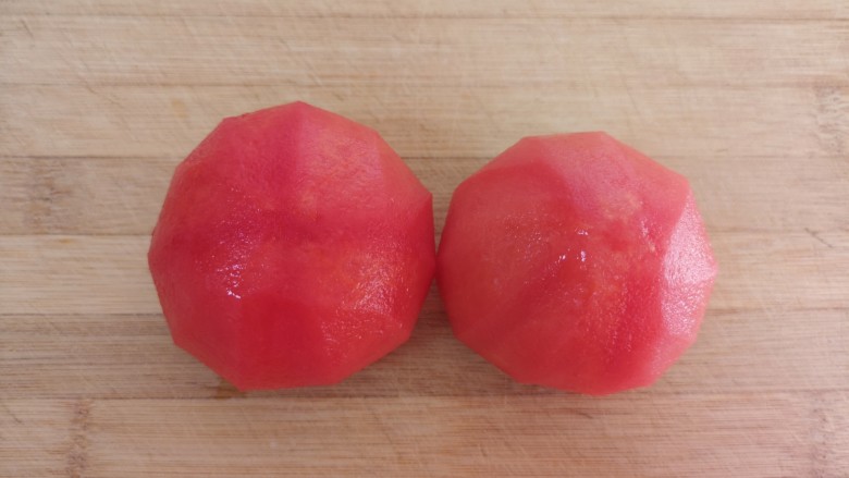 金针菇番茄汤,<a style='color:red;display:inline-block;' href='/shicai/ 3551'>西红柿</a>洗干净去皮。
