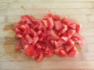 金针菇番茄汤,切成小块。